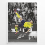Load image into Gallery viewer, Cristiano Ronaldo fodbold plakat med ikonisk saksespark i gul trøje og dramatisk stadionbaggrund.
