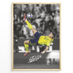 Load image into Gallery viewer, Cristiano Ronaldo fodbold plakat med ikonisk saksespark i gul trøje og dramatisk stadionbaggrund.
