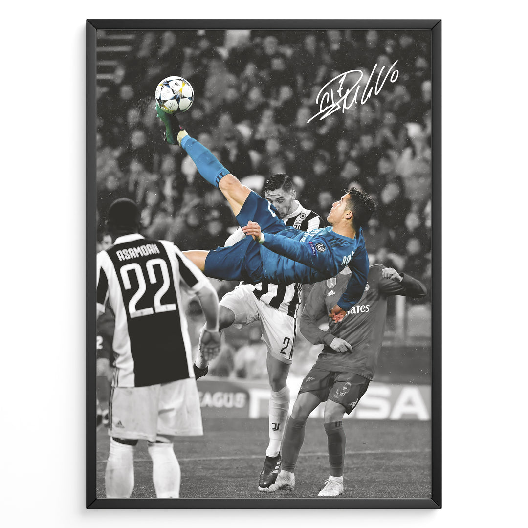 Cristiano Ronaldo fodbold plakat med legendarisk saksespark i blå Real Madrid trøje under Champions League kamp.