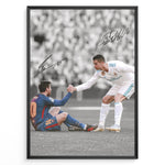 Load image into Gallery viewer, Cristiano Ronaldo og Lionel Messi fodbold plakat fra El Clásico hvor Ronaldo hjælper Messi op i Real Madrid og Barcelona trøje.
