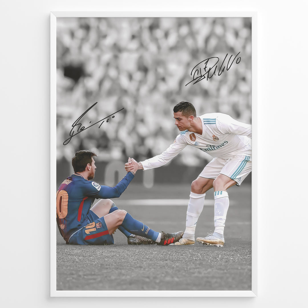 Cristiano Ronaldo og Lionel Messi fodbold plakat fra El Clásico hvor Ronaldo hjælper Messi op i Real Madrid og Barcelona trøje.