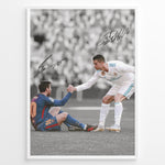 Load image into Gallery viewer, Cristiano Ronaldo og Lionel Messi fodbold plakat fra El Clásico hvor Ronaldo hjælper Messi op i Real Madrid og Barcelona trøje.
