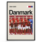 Load image into Gallery viewer, Holdfoto | Danmark landshold fodboldplakat 2024-2025 i klassiske røde trøjer – perfekt til fans af det danske nationalteam.
