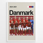 Load image into Gallery viewer, Holdfoto | Danmark landshold fodboldplakat 2024-2025 i klassiske røde trøjer – perfekt til fans af det danske nationalteam.

