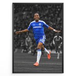 Load image into Gallery viewer, Didier Drogba plakat fra Chelsea med ikonisk fejring. En stilfuld Chelsea fodboldplakat til væggen og den perfekte gave til fodboldfans.
