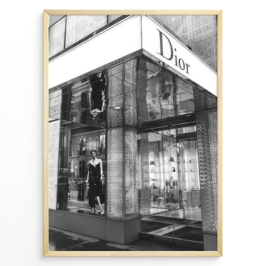 Fashion Plakat | Dior Flagship Storefront – New York City Plakaty.dk | Black and white image of the Dior flagship store in New York City, featuring a glass facade, reflective surfaces, and a mannequin in an elegant outfit.