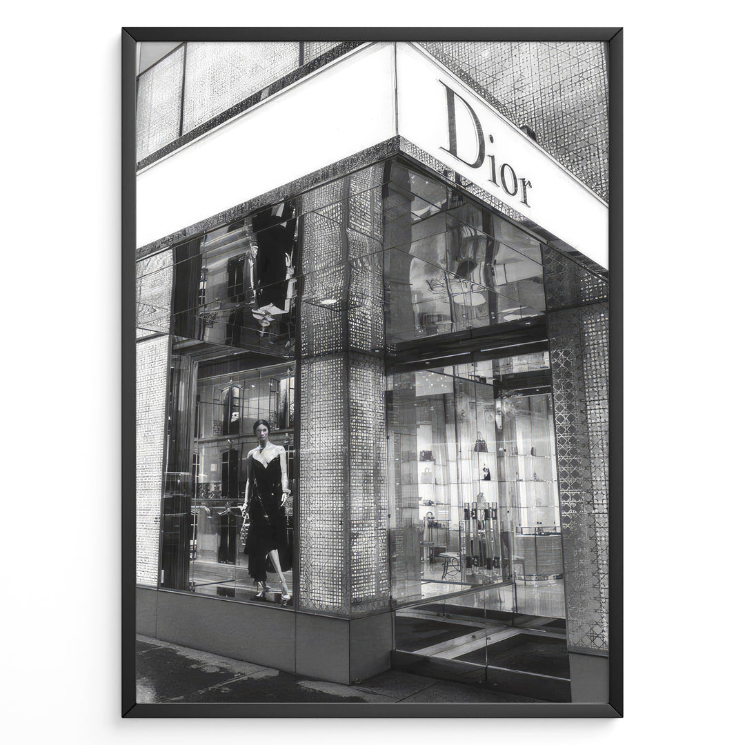 Fashion Plakat | Dior Flagship Storefront – New York City Plakaty.dk | Black and white image of the Dior flagship store in New York City, featuring a glass facade, reflective surfaces, and a mannequin in an elegant outfit.