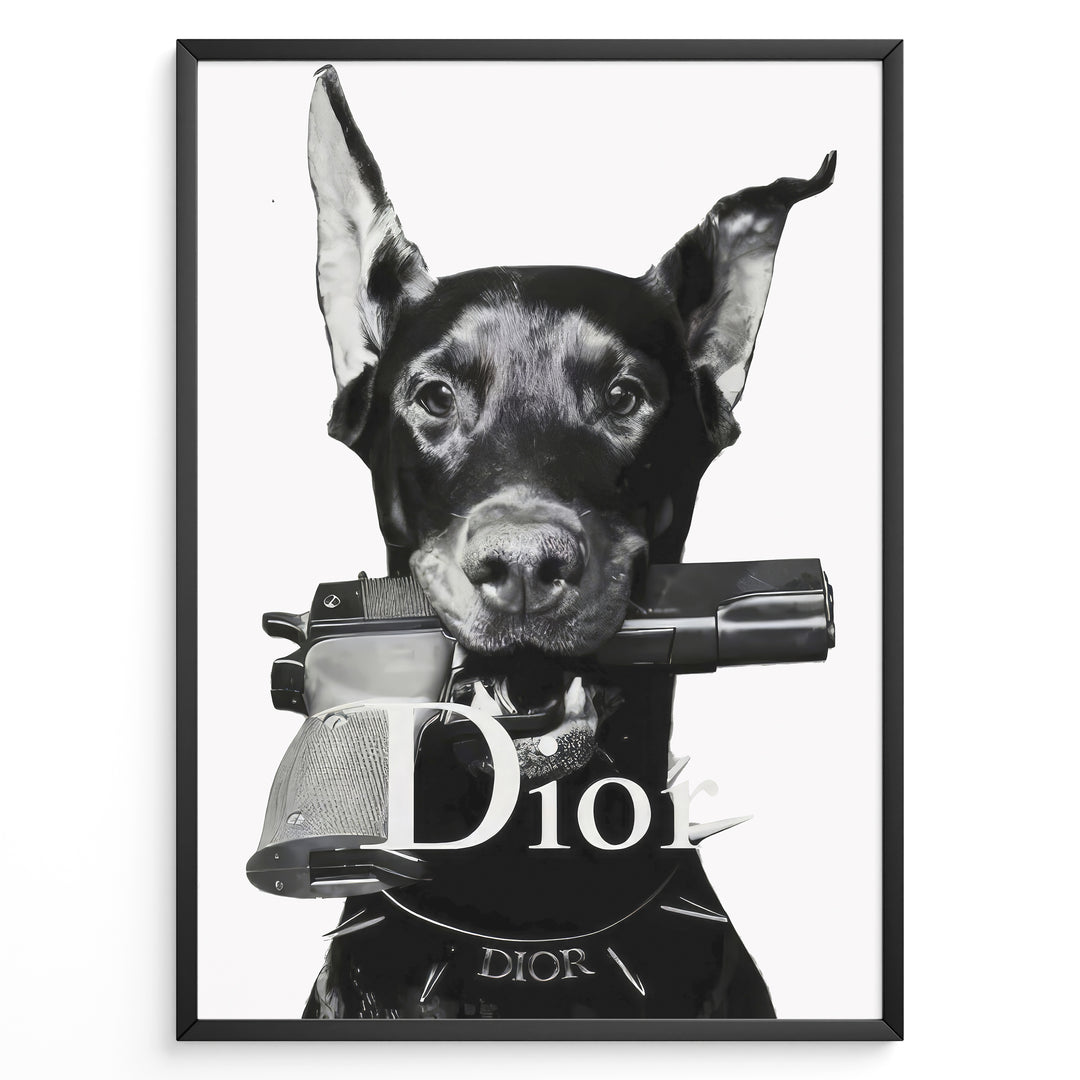 Fashion Plakat | Dior Guard Dog – Bold Fashion Art Print Plakaty.dk | Black and white image of a Doberman dog holding a handgun in its mouth, wearing a spiked collar with the Dior logo, against a plain background.