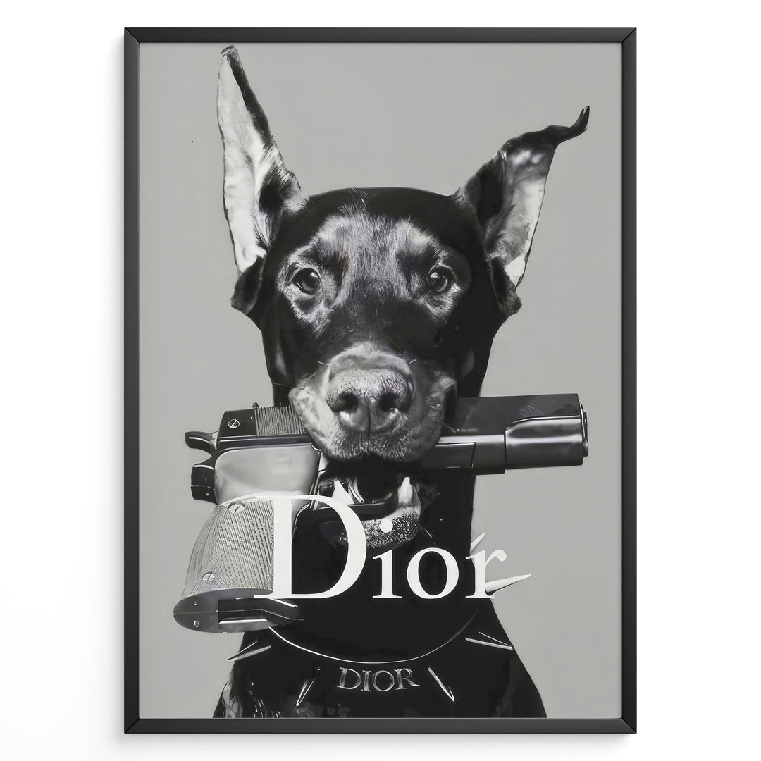 Fashion Plakat | Dior Guard Dog Poster – Bold Fashion Statement Wall Art Plakaty.dk | Black and white image of a Doberman dog holding a handgun in its mouth, wearing a Dior collar, with "Dior" text overlayed – a bold, edgy luxury fashion print.