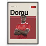 Load image into Gallery viewer, Patrick Dorgu fodbold plakat | Danmark landshold spiller i rød hjemmebanetrøje med korslagte arme og selvsikkert udtryk
