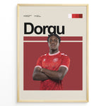 Load image into Gallery viewer, Patrick Dorgu fodbold plakat | Danmark landshold spiller i rød hjemmebanetrøje med korslagte arme og selvsikkert udtryk
