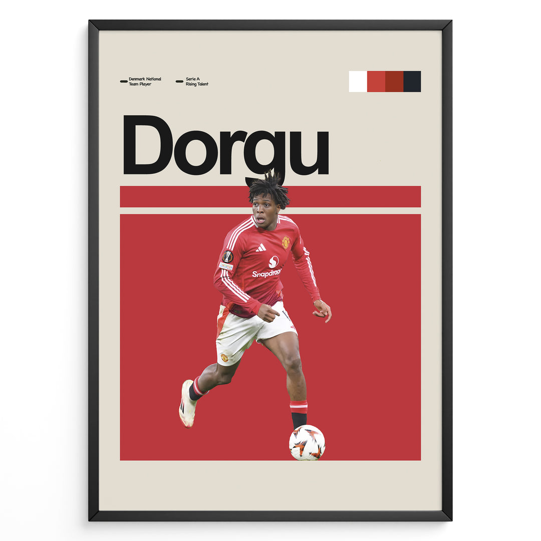 Patrick Dorgu fodbold plakat | Manchester United spiller i rød hjemmebanetrøje i løb med bolden og fokuseret udtryk