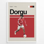 Load image into Gallery viewer, Patrick Dorgu fodbold plakat | Manchester United spiller i rød hjemmebanetrøje i løb med bolden og fokuseret udtryk
