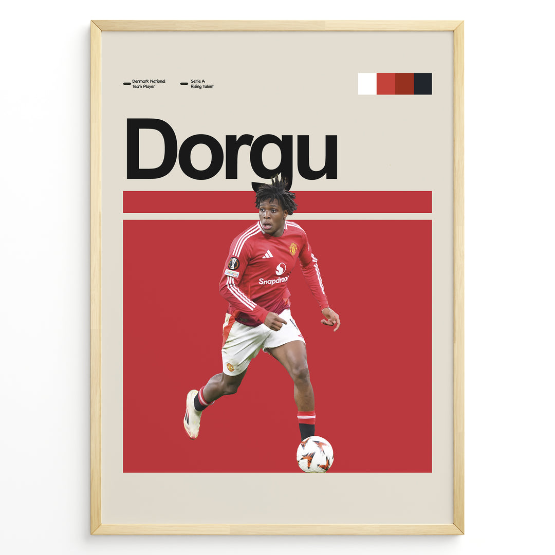 Patrick Dorgu fodbold plakat | Manchester United spiller i rød hjemmebanetrøje i løb med bolden og fokuseret udtryk