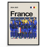 Load image into Gallery viewer, Holdfoto | France fodboldplakat 2024-2025 med spillere i blå trøjer – perfekt til fans af det franske nationalhold.
