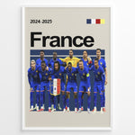 Load image into Gallery viewer, Holdfoto | France fodboldplakat 2024-2025 med spillere i blå trøjer – perfekt til fans af det franske nationalhold.
