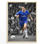 Load image into Gallery viewer, Frank Lampard im Trikot des Chelsea FC läuft mit dem Ball über den Fußballplatz. Der schwarz-weiße Hintergrund mit hervorgehobenen blauen Farben verleiht dem Motiv einen modernen und stilvollen Look.

