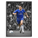 Load image into Gallery viewer, Frank Lampard i Chelsea FC-trøje løber med bolden på en fodboldbane. Motivet har en sort-hvid baggrund med fremhævede blå farver og er designet som en moderne Chelsea fodboldplakat.
