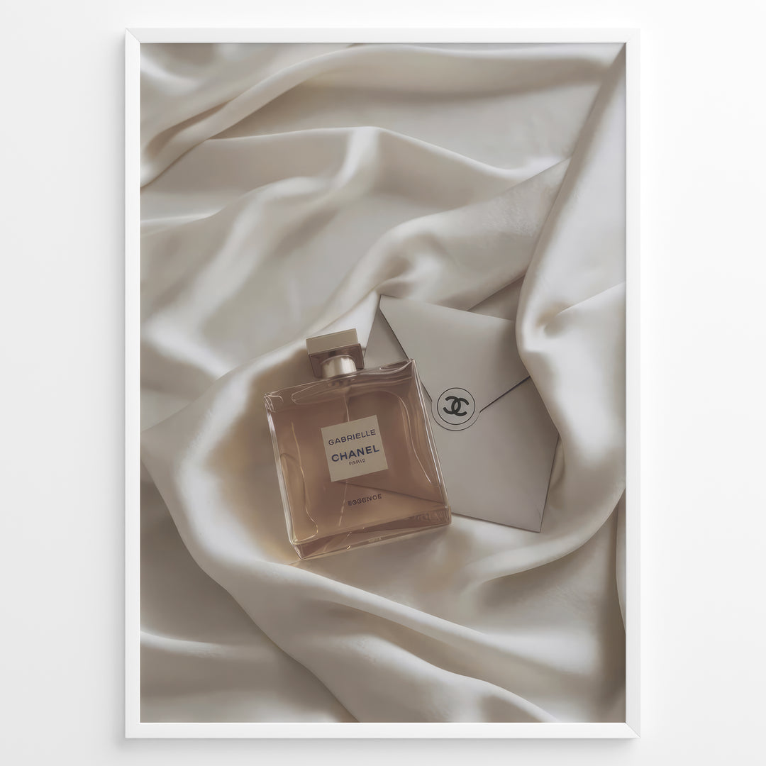 Fashion Plakat | Gabrielle Chanel Perfume on Silk with Envelope – Luxury Flat Lay Print Plakaty.dk | Gabrielle Chanel Essence perfume bottle and Chanel envelope placed on soft ivory silk fabric in a luxury flat lay composition.