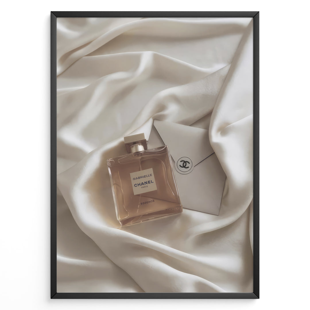 Fashion Plakat | Gabrielle Chanel Perfume on Silk with Envelope – Luxury Flat Lay Print Plakaty.dk | Gabrielle Chanel Essence perfume bottle and Chanel envelope placed on soft ivory silk fabric in a luxury flat lay composition.