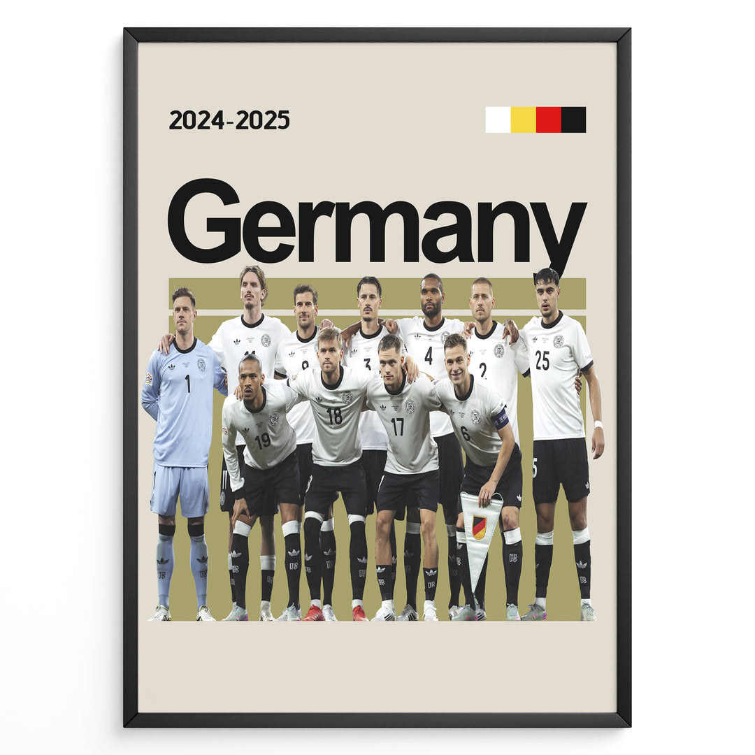 Holdfoto | Germany fodboldplakat 2024-2025 med spillere i hvid-sorte trøjer – stilrent design til alle Tyskland-fans.