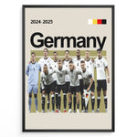 Load image into Gallery viewer, Holdfoto | Germany fodboldplakat 2024-2025 med spillere i hvid-sorte trøjer – stilrent design til alle Tyskland-fans.

