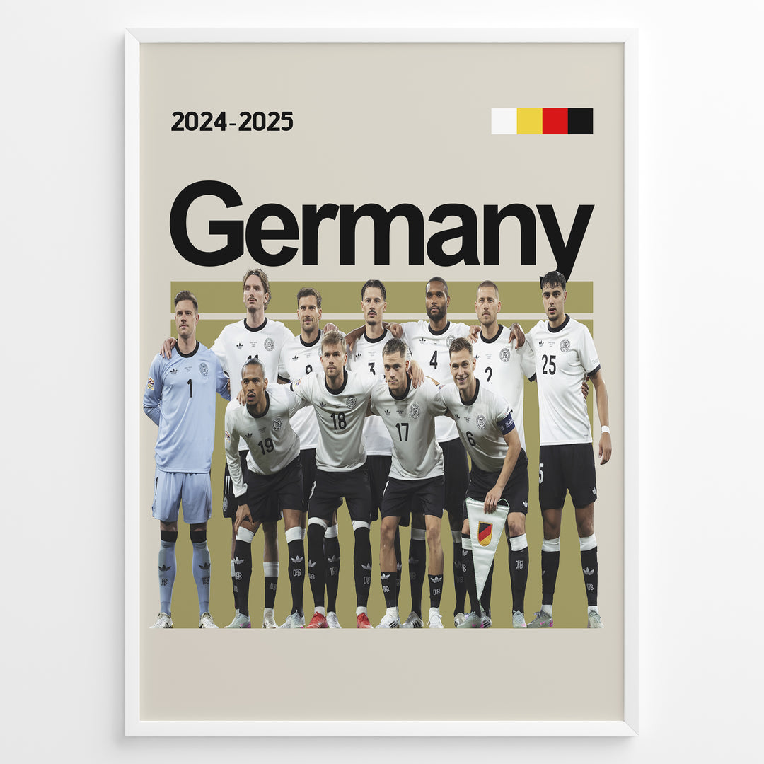 Holdfoto | Germany fodboldplakat 2024-2025 med spillere i hvid-sorte trøjer – stilrent design til alle Tyskland-fans.