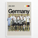 Load image into Gallery viewer, Holdfoto | Germany fodboldplakat 2024-2025 med spillere i hvid-sorte trøjer – stilrent design til alle Tyskland-fans.

