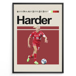 Load image into Gallery viewer, Pernille Harder Kvinde fodbold plakater | Danmark landsholdstrøje i rød med aktion og fokus – perfekt til fans af kvindefodbold og dansk landshold
