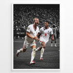 Load image into Gallery viewer, Harry Kane og Jude Bellingham plakat i Englands landsholdstrøjer med moderne sort-hvid baggrund

