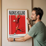 Load image into Gallery viewer, Fodbold plakat | Fodbold plakater | Rasmus Højlund Fodbold Plakat | Danmark | Perfekt til Den Ægte Fan | Plakaty.dk
