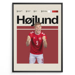 Load image into Gallery viewer, Rasmus Højlund fodbold plakat i Danmarks røde landsholdstrøje med kraftfuld jubelscene og moderne design
