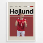 Load image into Gallery viewer, Rasmus Højlund fodbold plakat i Danmarks røde landsholdstrøje med kraftfuld jubelscene og moderne design
