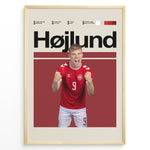 Load image into Gallery viewer, Rasmus Højlund fodbold plakat i Danmarks røde landsholdstrøje med kraftfuld jubelscene og moderne design
