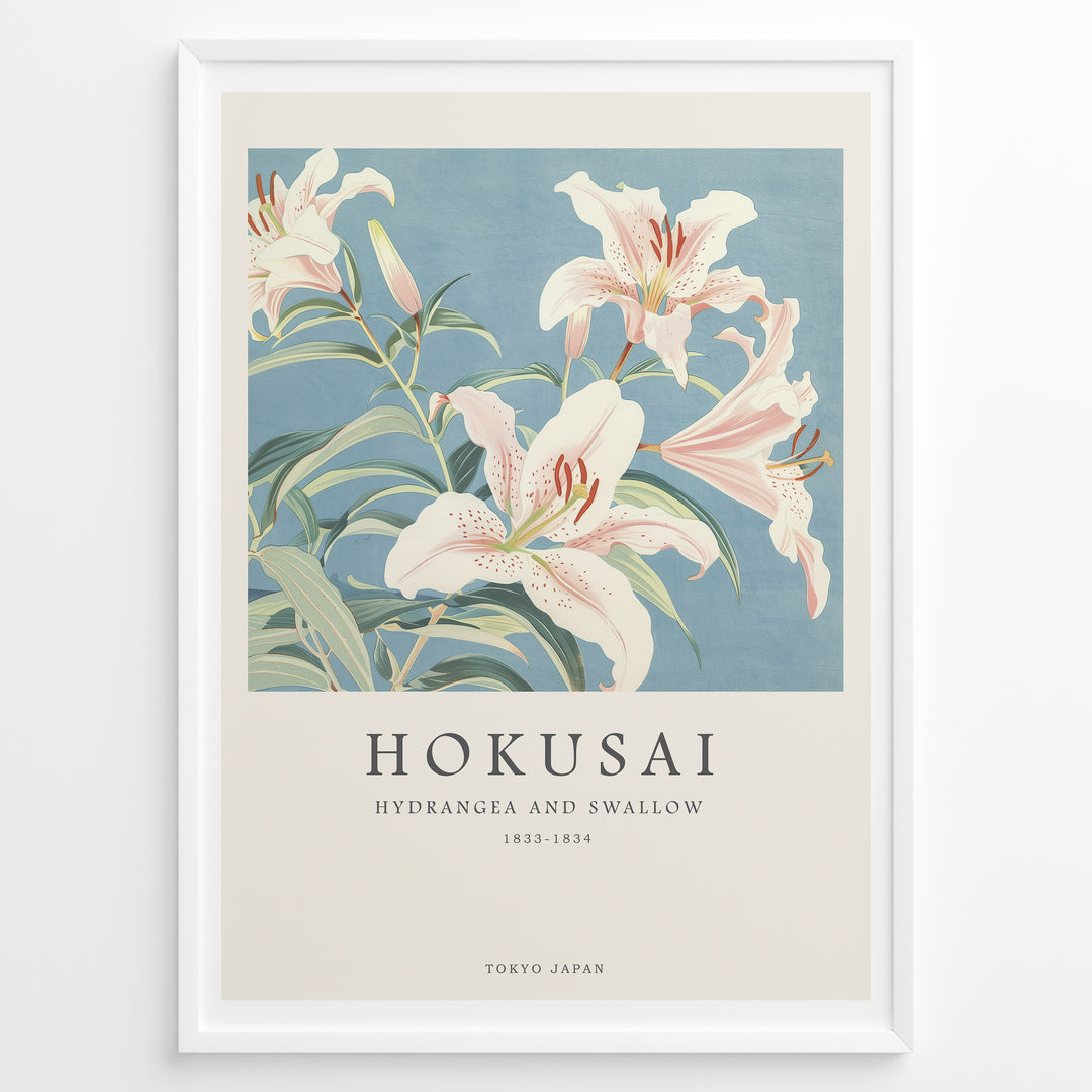 Japanske plakater | Japanese art print featuring lilies on a soft blue background, titled "Hokusai – Hydrangea and Swallow (1833–1834)," with text indicating Tokyo, Japan.