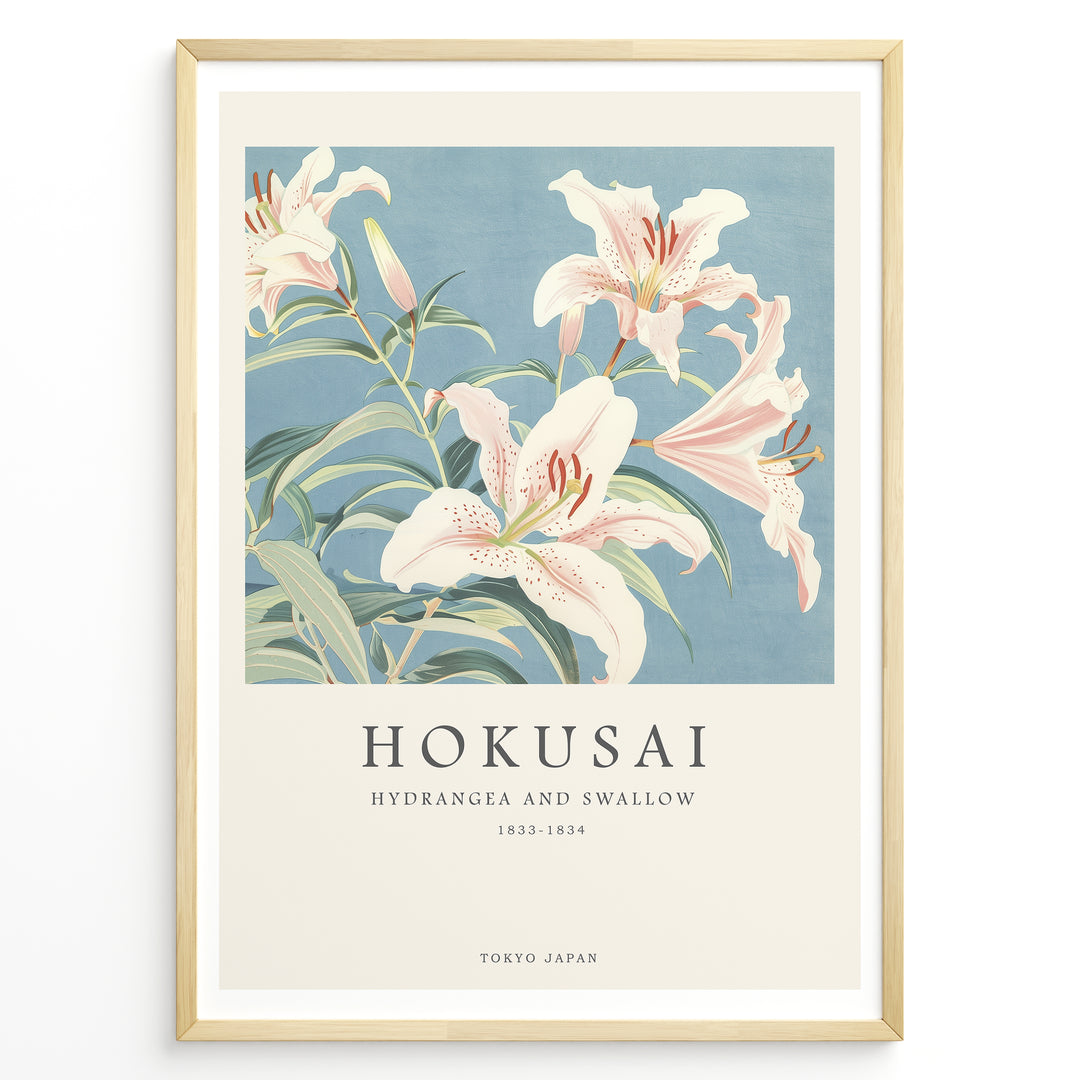 Japanske plakater | Japanese art print featuring lilies on a soft blue background, titled "Hokusai – Hydrangea and Swallow (1833–1834)," with text indicating Tokyo, Japan.