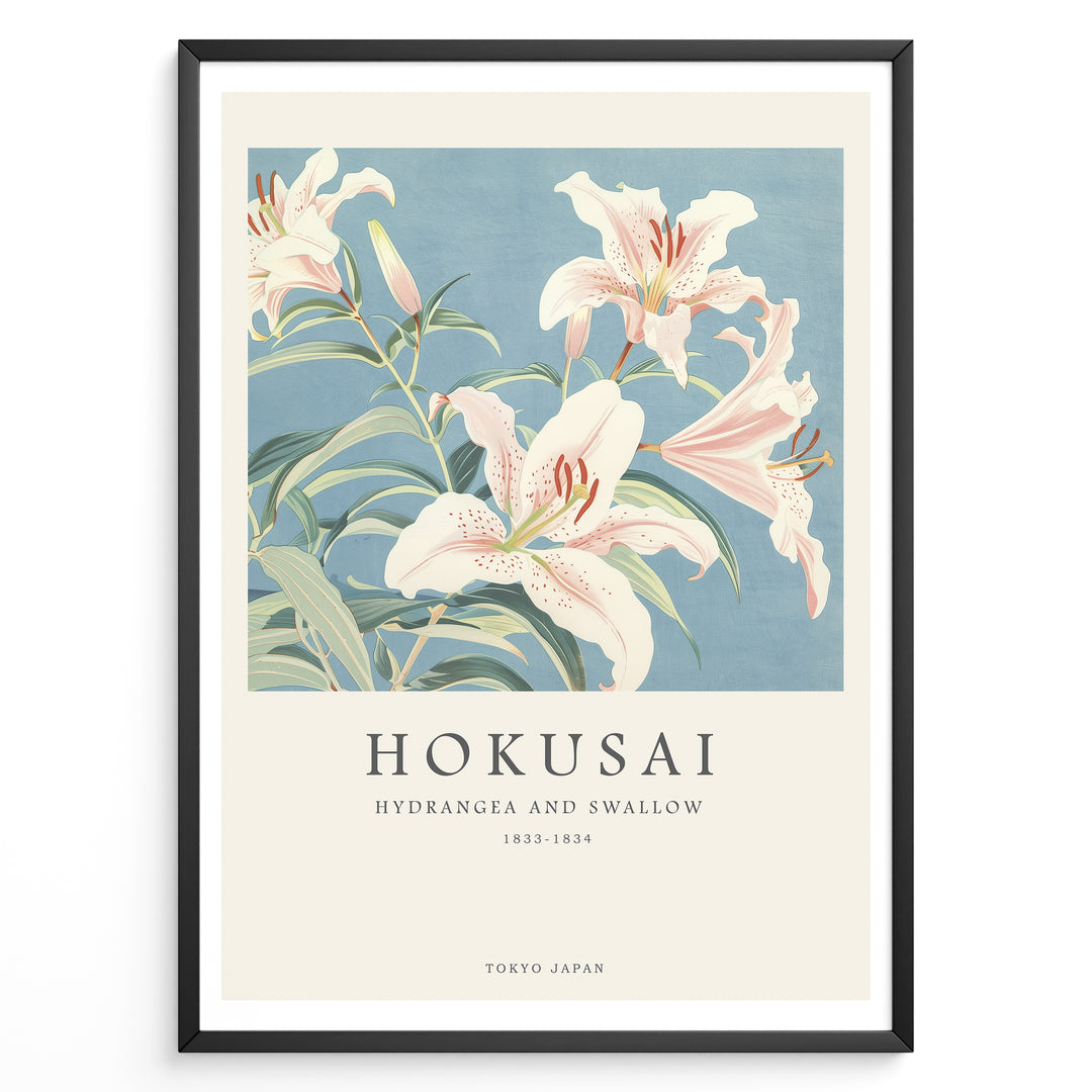 Japanske plakater | Japanese art print featuring lilies on a soft blue background, titled "Hokusai – Hydrangea and Swallow (1833–1834)," with text indicating Tokyo, Japan.