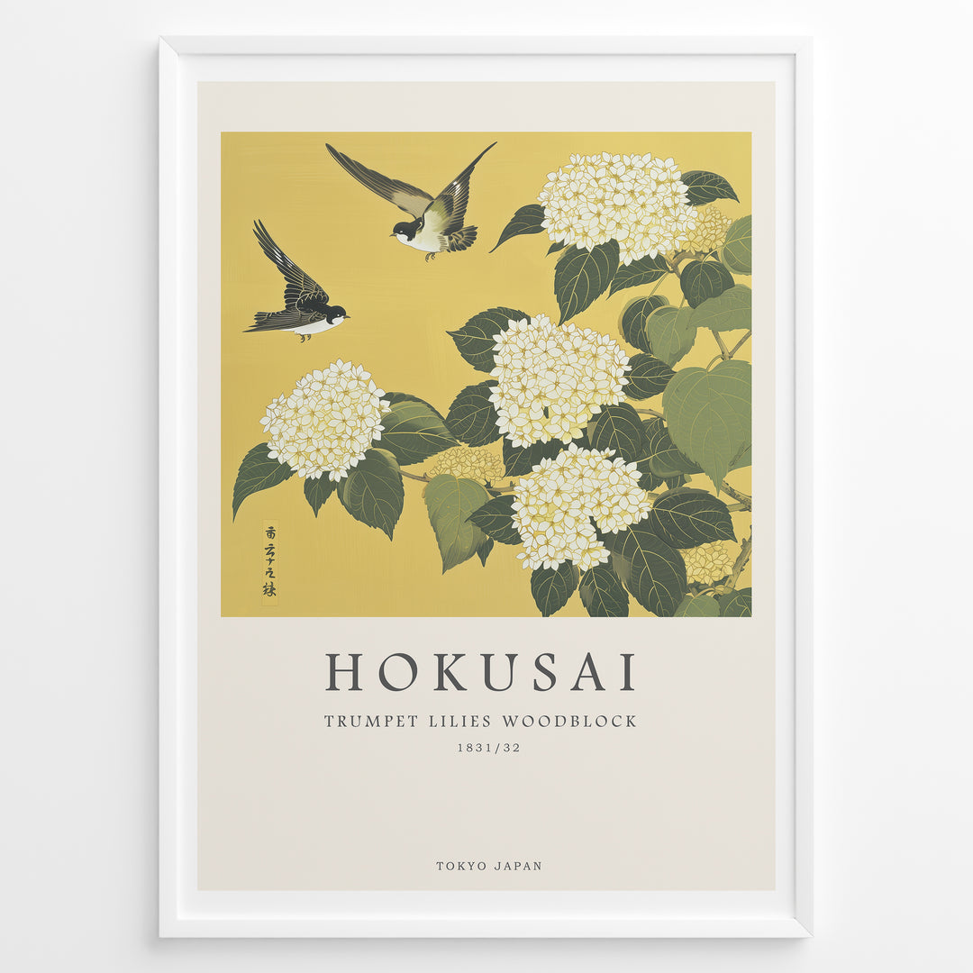 Japanske plakater | Japanese woodblock print of white trumpet lilies with green leaves and two sparrows flying against a yellow background, based on Hokusai’s  floral artwork.