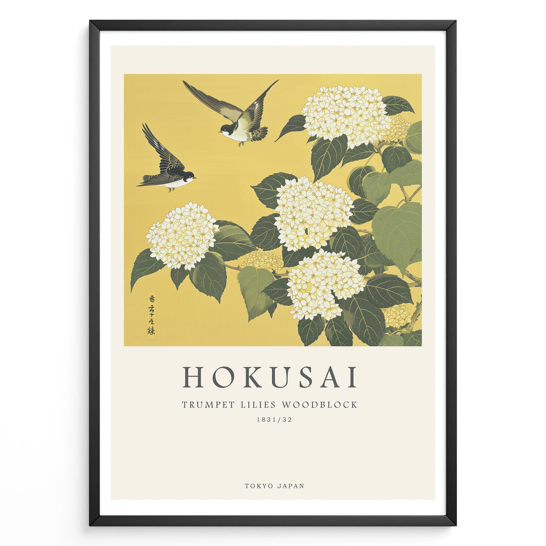 Japanske plakater | Japanese woodblock print of white trumpet lilies with green leaves and two sparrows flying against a yellow background, based on Hokusai’s  floral artwork.