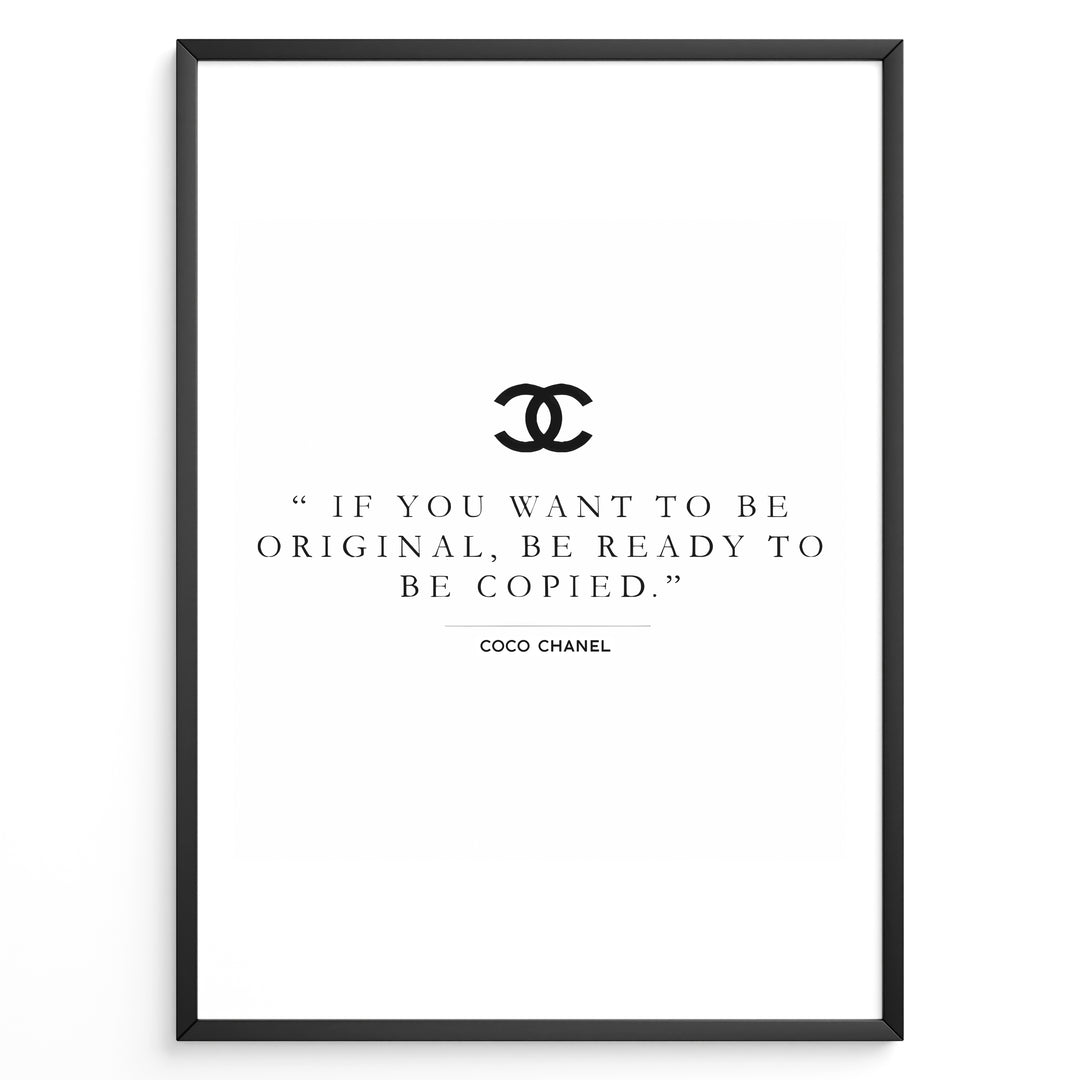 Fashion Plakat | Inspirational Coco Chanel Quote Wall Art Plakaty.dk | Black and white framed print with the quote “If you want to be original, be ready to be copied” by Coco Chanel, featuring the Chanel logo.