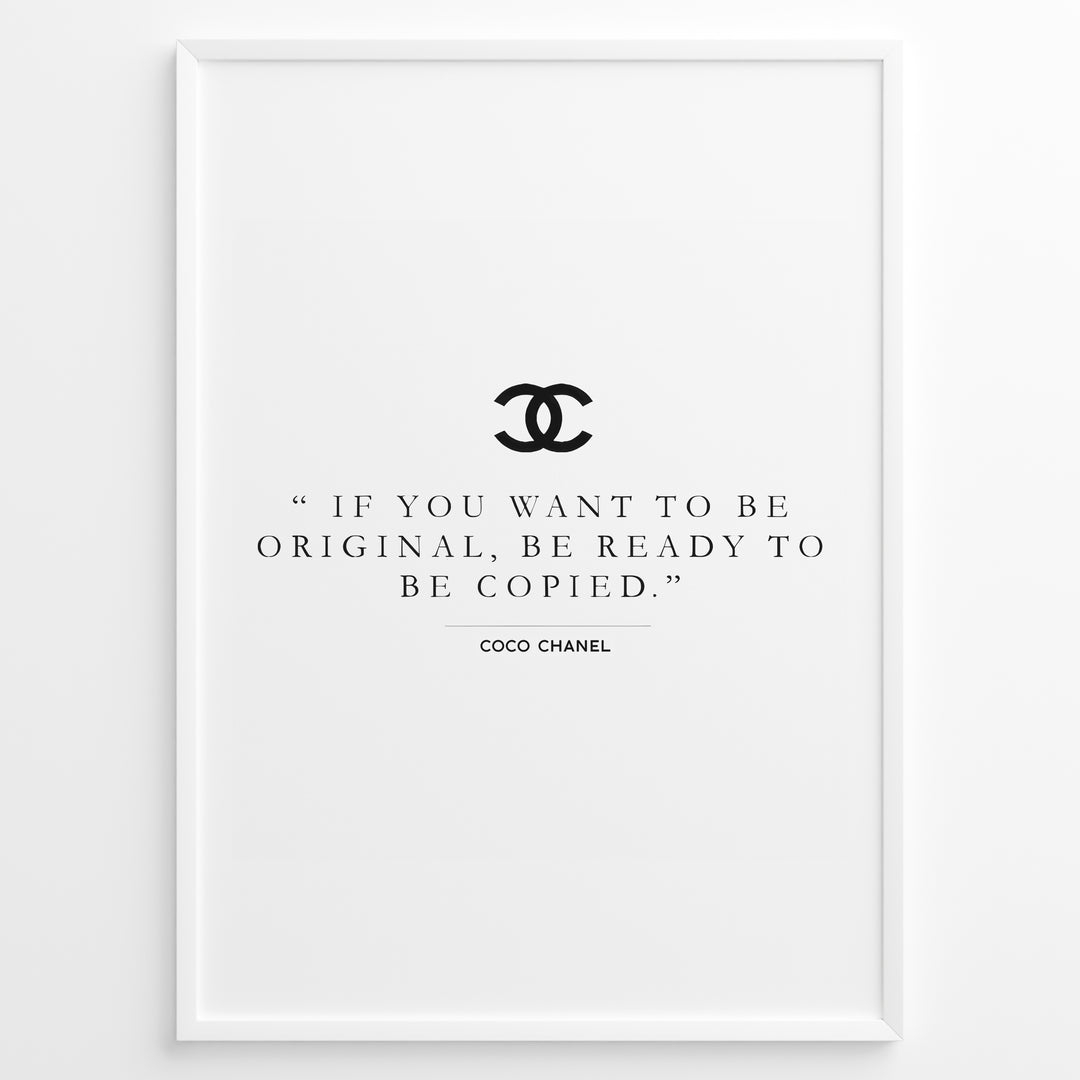 Fashion Plakat | Inspirational Coco Chanel Quote Wall Art Plakaty.dk | Black and white framed print with the quote “If you want to be original, be ready to be copied” by Coco Chanel, featuring the Chanel logo.