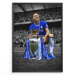 Load image into Gallery viewer, John Terry iført Chelsea-trøje med Premier League-trofæet foran Chelseas fans. Et ikonisk fodboldmotiv med fremhævede blå farver og sort-hvid baggrund.
