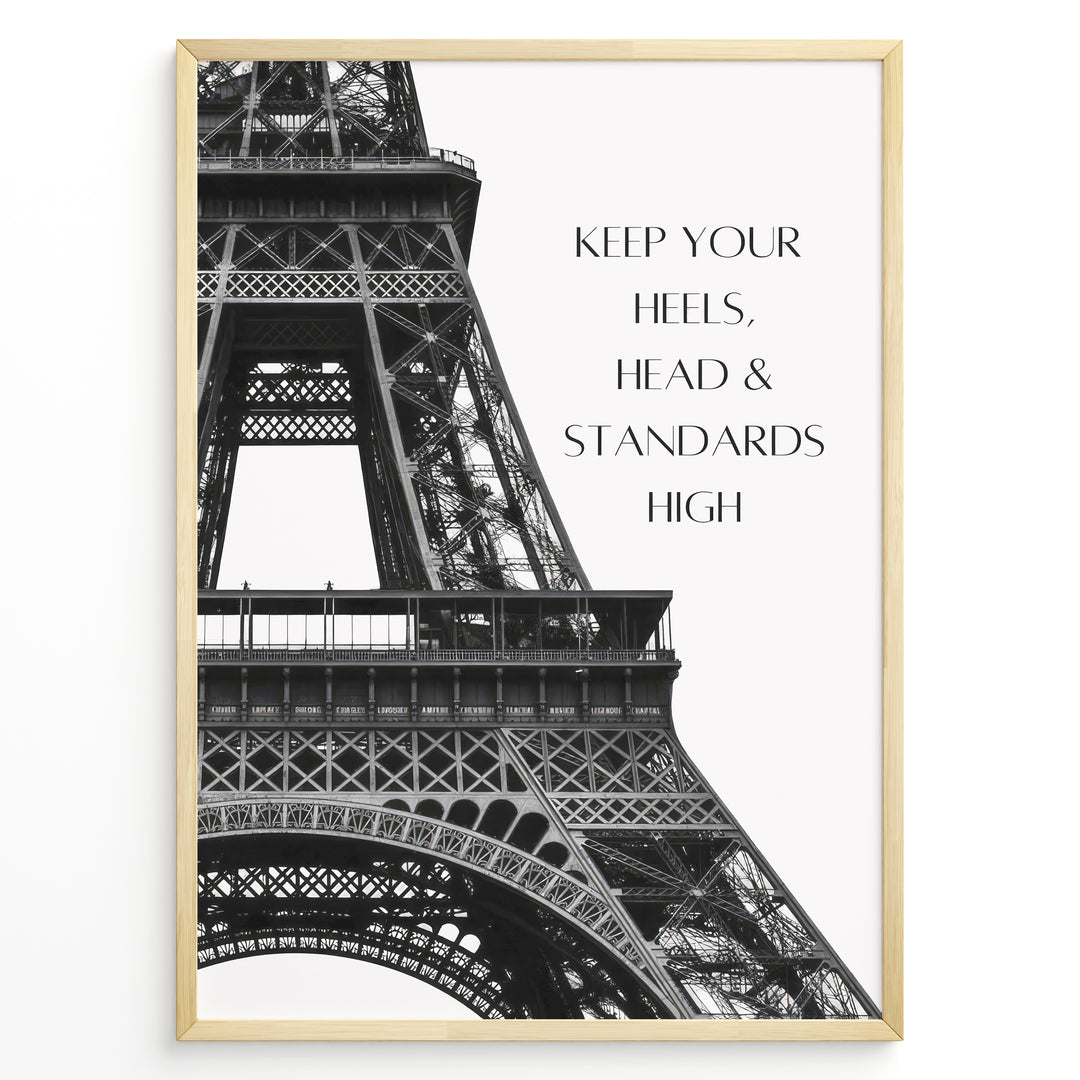 Fashion Plakat | Keep Your Standards High – Eiffel Tower Fashion Quote Wall Art Plakaty.dk | Black and white Eiffel Tower with quote "Keep your heels, head & standards high" on the right side.