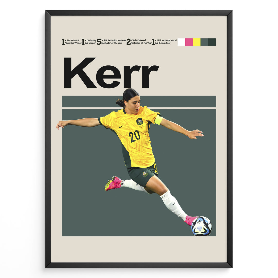 Sam Kerr Kvinde fodbold plakater | Australien landsholdstrøje i gul og grøn med kraftfuldt spark – perfekt til fans af kvindefodbold og Matildas