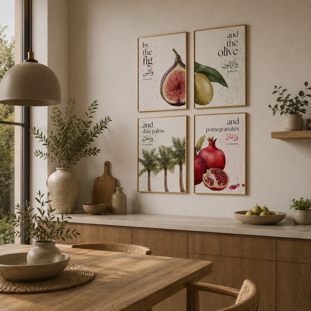 Kulturelt plakatsæt med figen, oliven, dadelpalmer og granatæble inspireret af Koranen i moderne botanisk design