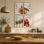 Load image into Gallery viewer, Kulturelt plakatsæt med figen, oliven, dadelpalmer og granatæble inspireret af Koranen i moderne botanisk design

