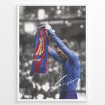 Load image into Gallery viewer, Plakat of Lionel Messi holding his Barcelona shirt after scoring against Real Madrid, with printed signature and black-and-white background.
