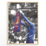 Load image into Gallery viewer, Plakat of Lionel Messi holding his Barcelona shirt after scoring against Real Madrid, with printed signature and black-and-white background.

