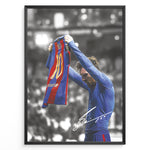 Load image into Gallery viewer, Plakat of Lionel Messi holding his Barcelona shirt after scoring against Real Madrid, with printed signature and black-and-white background.
