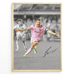 Load image into Gallery viewer, Plakat of Lionel Messi celebrating a goal in pink Inter Miami jersey, arms spread wide, with printed signature and black-and-white background.
